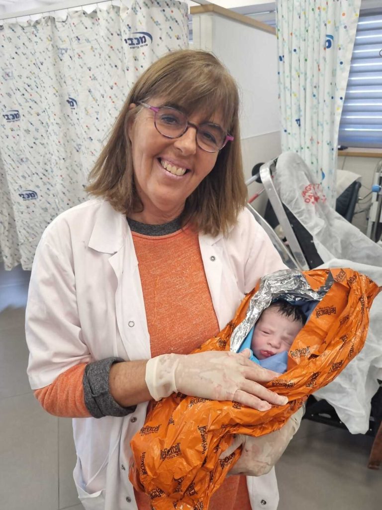 האחות טל רונקין והתינוקת שזה עתה נולדה | צילום: דוברות מכבי